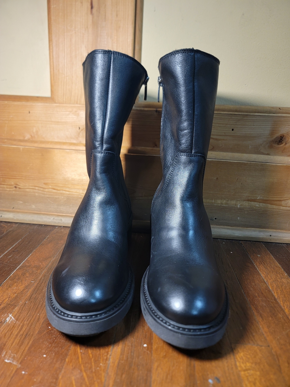 La CANADIENNE Black Leather Mid-Calf Women's Boots